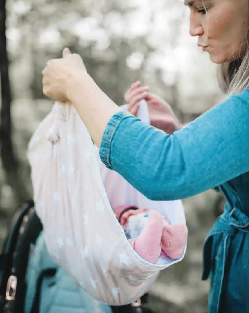 Snugglebundl Baby Hebe- und Wiegetuch Bio Baumwolle Multifunktionstuch fuer Hebammen und Eltern