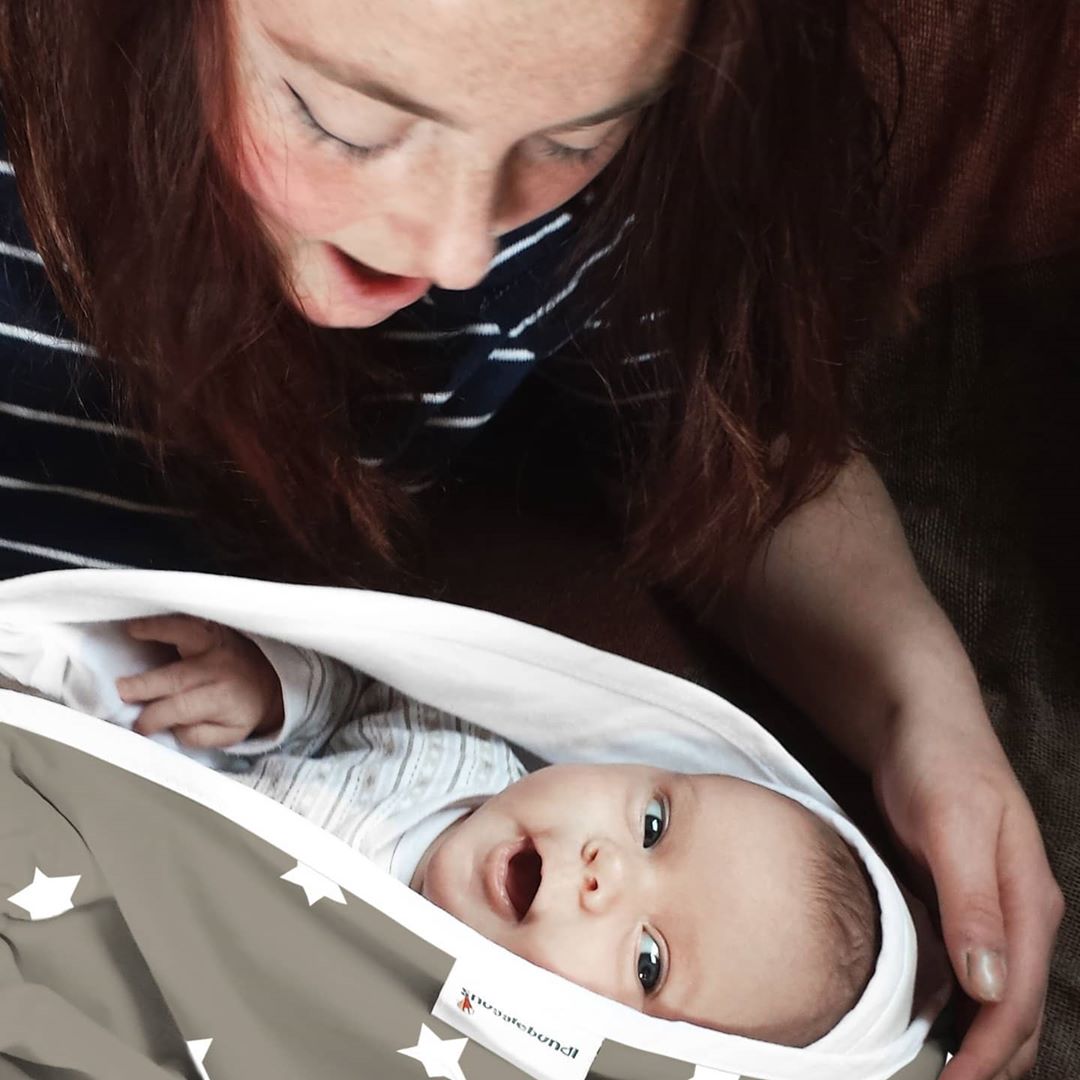 Snugglebundl Baby Hebe- und Wiegetuch Bio Baumwolle Multifunktionstuch fuer Hebammen und Eltern